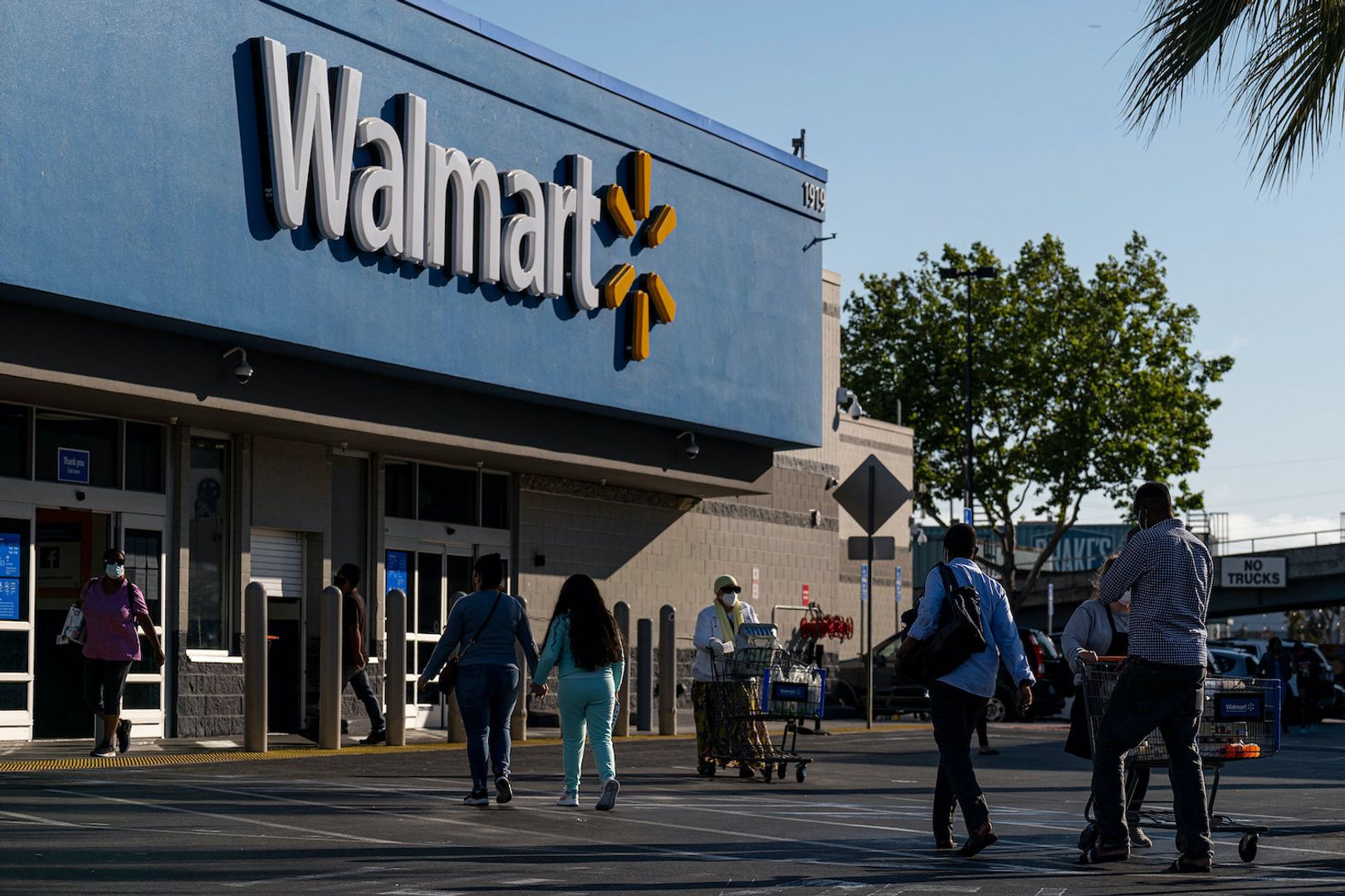 Walmart, Amazon Mull Dollar-Pegged Stablecoins in the U.S.: WSJ-credit coindesk
