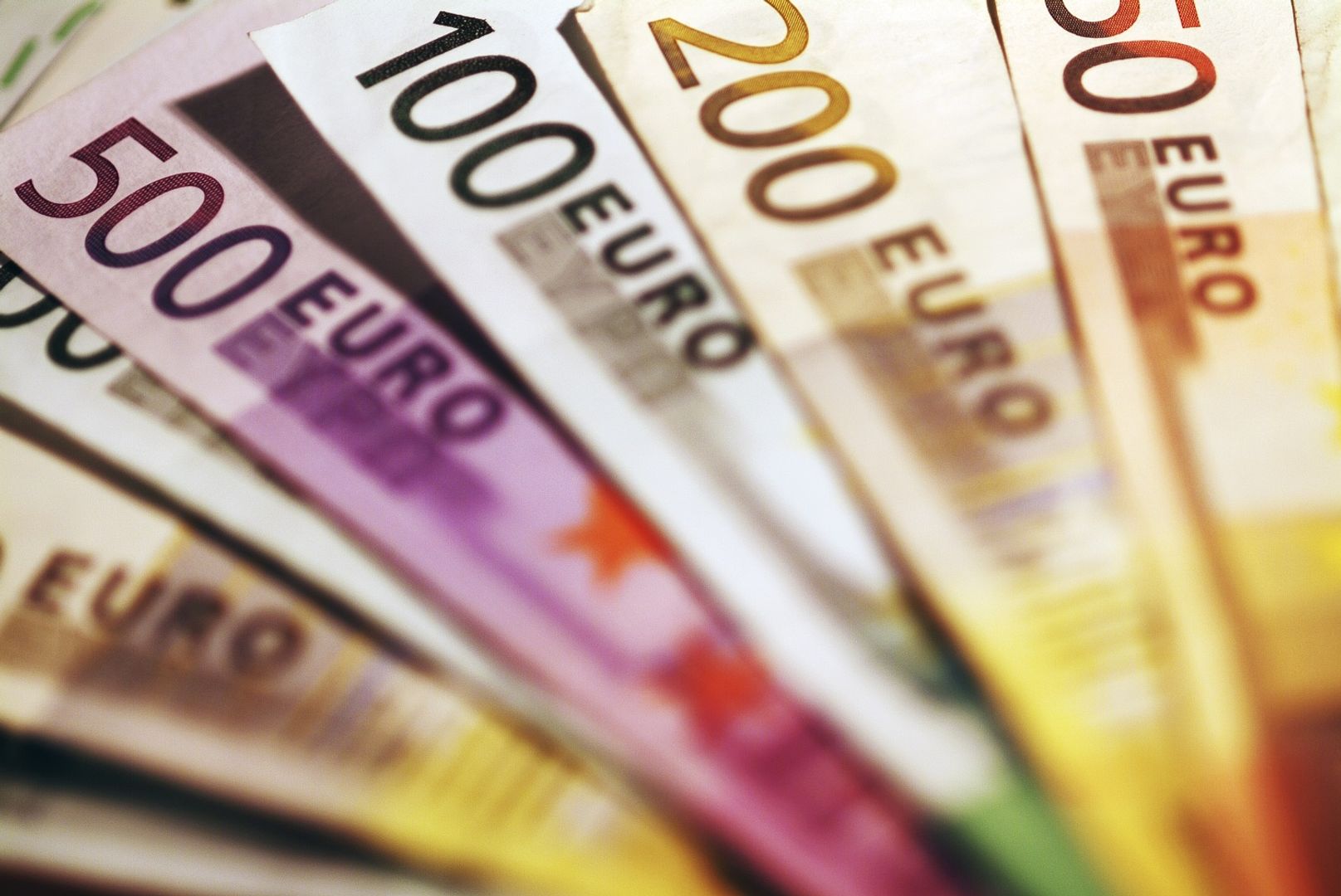 Crypto Daybook Americas: Bitcoin Posts Record Monthly Close, but Euro Steals the Show-credit coindesk
